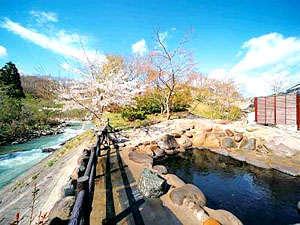 渓谷と満開の桜の絶景を望む露天風呂