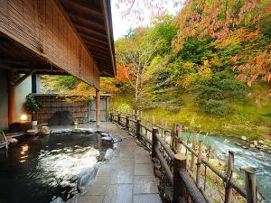 女性専用露天風呂「せせらぎの湯」渓流沿いの景色がすばらしい