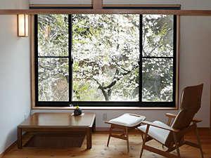大きな窓からの展望できる桜を独り占めできるお部屋　「花浅葱」