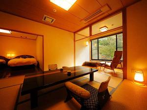 和洋室「花浅葱」和室8畳・広縁・ツインベッドルーム。カップルの利用率　　Ｎｏ.１ですよ。