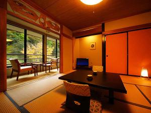 お部屋からも四季が楽しめます。今回は紅葉。和室８畳・広縁スタンダード。
