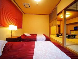 お風呂付のお部屋で唯一ベッドのある「赤支子」　カップルにオススメです☆