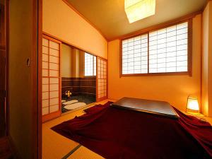 お風呂付客室「萌黄」の炬燵のお部屋です。