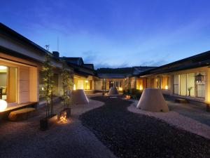 中庭を囲むように建てられた「渡月亭」