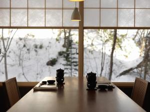 料理屋 松籟（しょうらい）／あたたかな杢のぬくもり感じるお食事処。ニセコの旬彩をお愉しみください。
