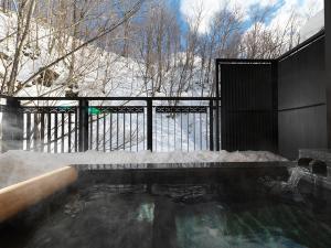 温泉露天風呂付スイート（客室一例）／テラスに温泉露天風呂が付いたスイートルーム。和洋室タイプです。