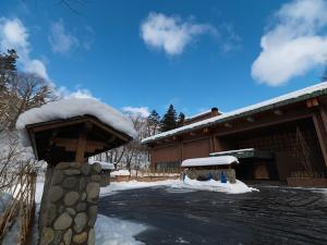 外観（冬）／杢のあたたかさを感じる温泉旅館です。冬は綺麗な雪景色が広がります。