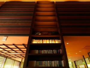 ラウンジ[アペソ]／ぬくもり感じるラウンジ。旅の夜長、薪のはぜる音を聴きながら、読書・音楽鑑賞を愉しむ