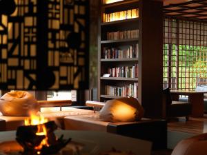 ラウンジ[アペソ]／ぬくもり感じるラウンジ。旅の夜長、薪のはぜる音を聴きながら、読書・音楽鑑賞を愉しむ