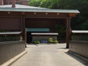 外観／ホテル前には、当館お客様専用の橋がございます。この橋を通ると、ここから寛ぎの時間が始まります。