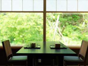 料理屋 松籟（しょうらい）／あたたかな杢のぬくもり感じるお食事処。ニセコの旬彩をお愉しみください。