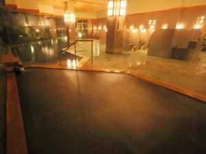 露天風呂『檜の湯』ガラス越しの明かりが温かい、美肌の湯を満喫できます。