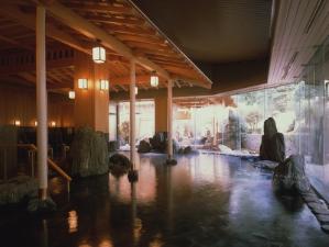 大浴場『巌の湯』夜は暖かな明かりの中、開放感抜群の湯に浸る時間は格別です。
