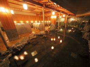 大浴場『巌の湯』夜は暖かな明かりの中、開放感抜群の湯に浸る時間は格別です。