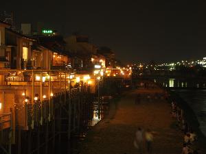 京の夏の風物詩、鴨川の川床です。
