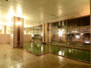 広い湯船の先には壁一面の窓。昼とはまた違う温泉街の夜空を映し出す。