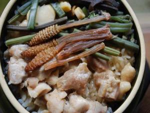 由布地鶏と春山菜の炊き込み釜ご飯