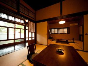 【高砂】古き良き時代を感じさせる離れの個室です。