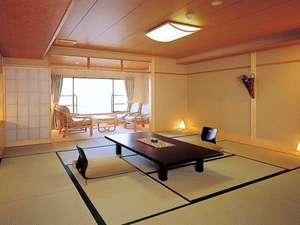 別館6階最上階にある客室（専用露天風呂付き客室）和室12畳です。