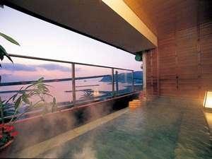 ぐんじょうの湯“初島”。テラス風の貸切展望風呂。伊豆石に囲まれたお湯は、まるでプールのよう。