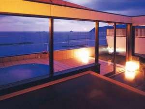 まんてんの湯 ひこぼし(夕方)季節や時間帯で違った趣を楽しめる貸切展望露天風呂です。