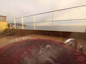 屋上まんてんの湯では爽快な空と眼下に広がる大海原を独り占め♪