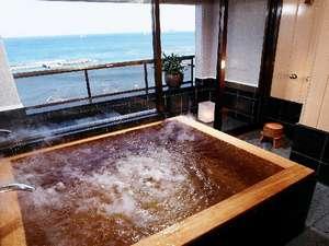 露天風呂付客室のお風呂です。自分達だけの空間で好きな時にゆったり温泉を満喫いただけます。