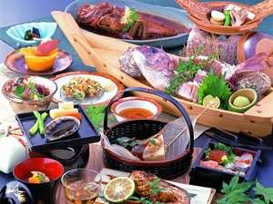 女将おすすめプラン料理一例　鮑の踊り焼・伊勢鬼殻焼・部屋毎に金目鯛煮付・鯛の舟盛り