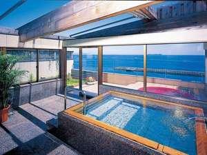 まんてんの湯“おりひめ”。青い空と海を望む貸切展望露天風呂。夜は、満天の星空を見ながらゆっくりと。