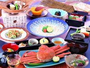 あわび・かにプラン料理一例　ズワイガニ一杯、鮑踊り焼・部屋毎に鯛の薄造り付