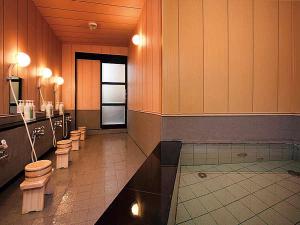 お風呂(温泉ではありません)・・・夜は12時まで、翌朝は6時から。タオル類は脱衣所に備え付けてあります。