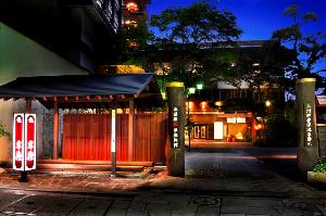 足湯と玄関　（夜）