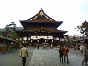 国宝善光寺までは歩いても20分です♪