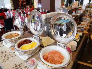ベーコン、ウインナー、スクランブルと朝食御三家せいぞろい♪