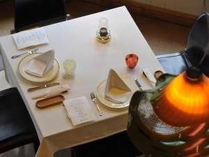 【レストラン】欧風ランプの灯る中、大切な方とディナータイムを楽しんで。