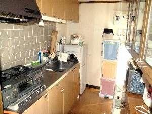 10名用の、調理器具と食器がそろっています。
