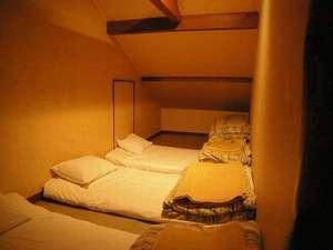 ゆったりした1Fから、階段を上がれば2Fのロフトに2