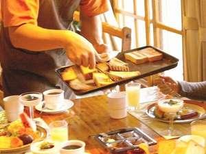 自家製パンをどうぞ