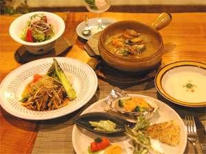 農家の直売所で旬の野菜を探し、その品メニューを決めていく
