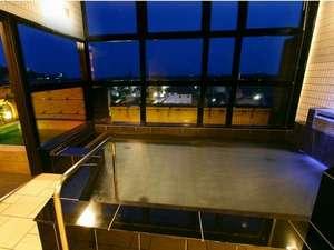 夜の浴室内風呂・露天風呂、両方　赤穂温泉を１００％入れています。 