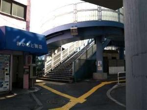 メトロ日比谷線南千住駅南出口を出て左側の歩道橋を渡ってください