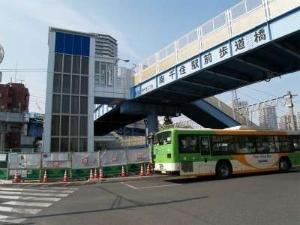 歩道橋にエレベーターが付きました