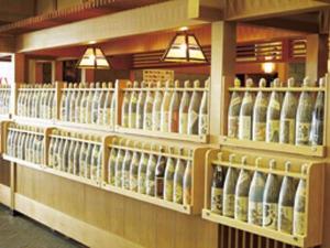 ロビー近くにある焼酎展示棚