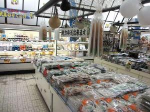観光お土産店の海産物コーナー