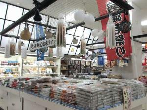 観光お土産店の乾物コーナー