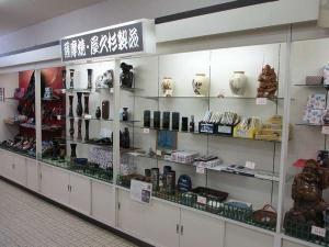 観光お土産店の薩摩焼＆屋久杉コーナー