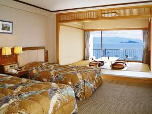 各フロアに１部屋ある和洋室です。和室６畳とベッド２つの洋室のデラックスルームです。
