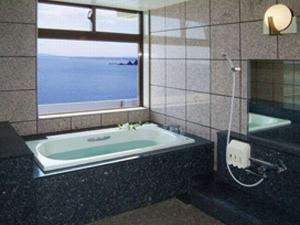 和洋室（デラックスルーム）の浴室は志布志湾を眺めながら入浴できます。
