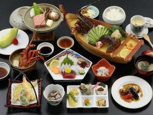 伊勢海老＆かごしま黒豚＆鹿児島黒牛の陶板焼き付きの料理