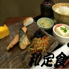 朝食《和定食?700》<BR>お魚は、サバとマスの2種類を使用。<BR>※アレルギーをお持ちの方は、フロントへご相談下さい。